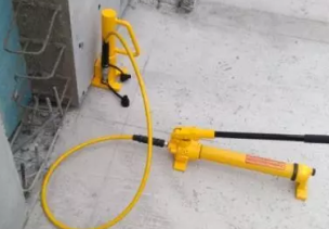 中建三局对液压爪式千斤顶进行创新利用